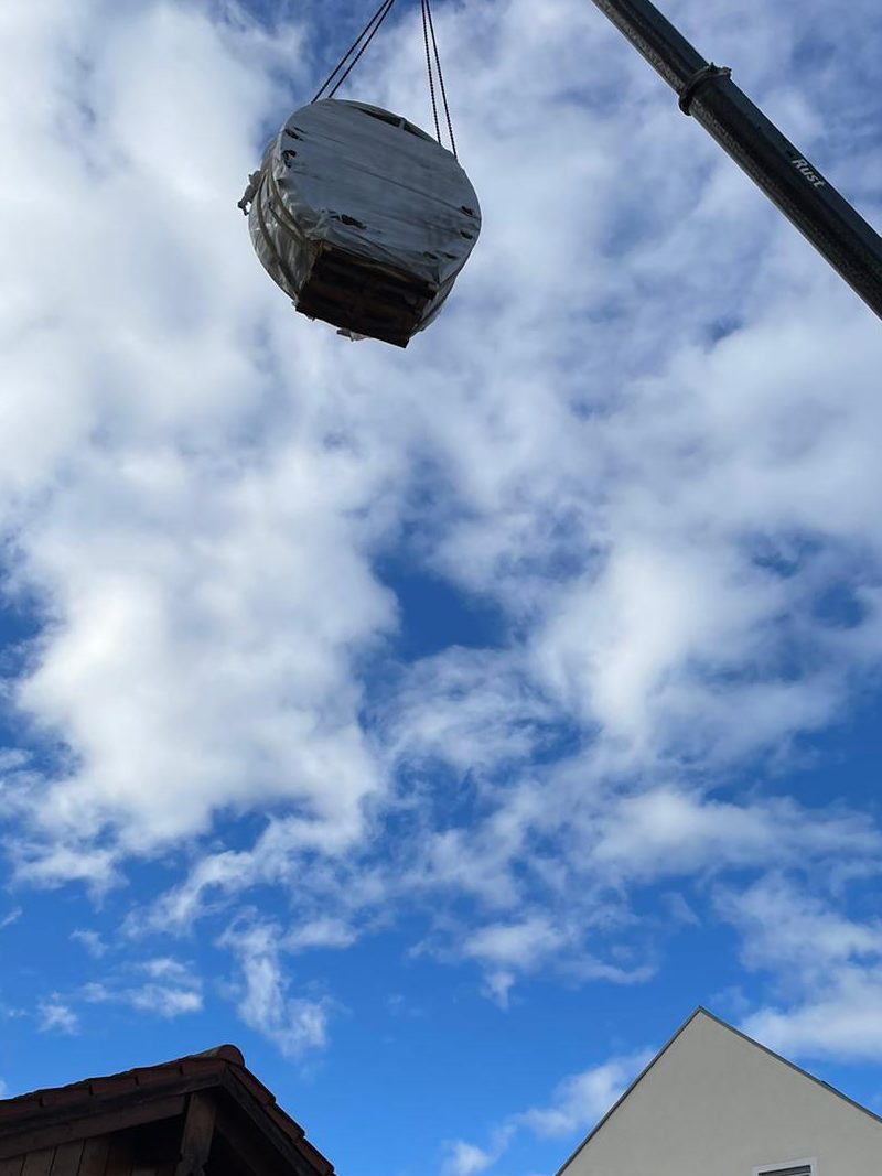 Auslieferung eines Hot Tub Whirlpools mit dem Kran