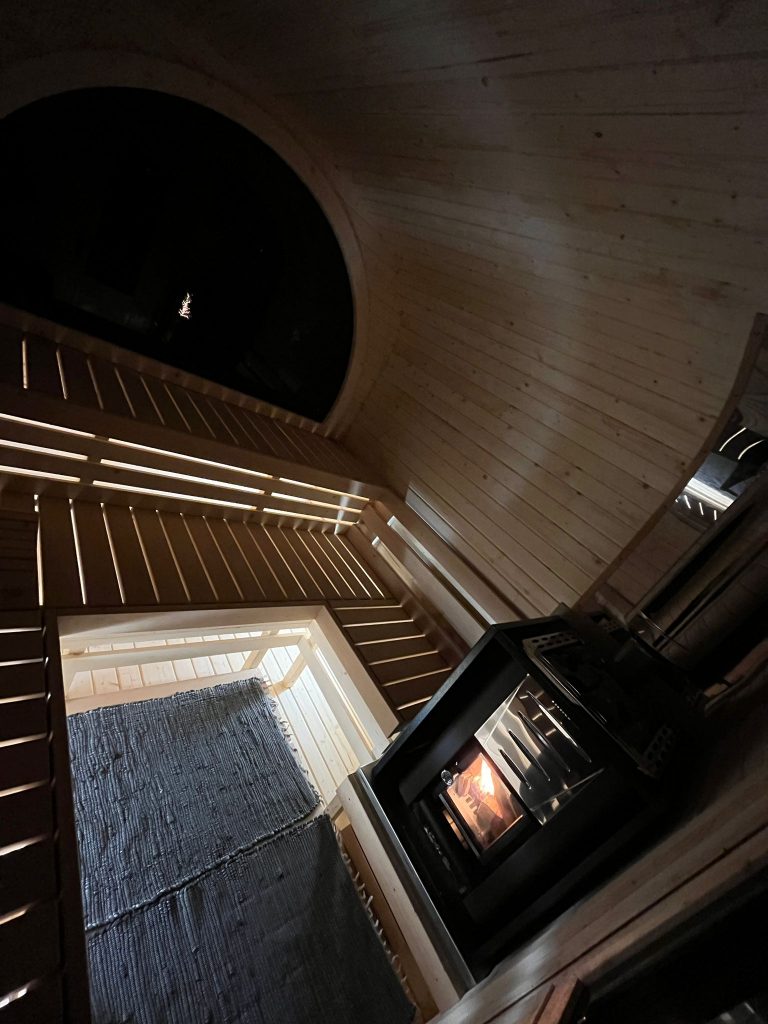 Outdoor Quadro Sauna mit Holzofen, Panoramafenster, U-Bank und zwei Ebenen