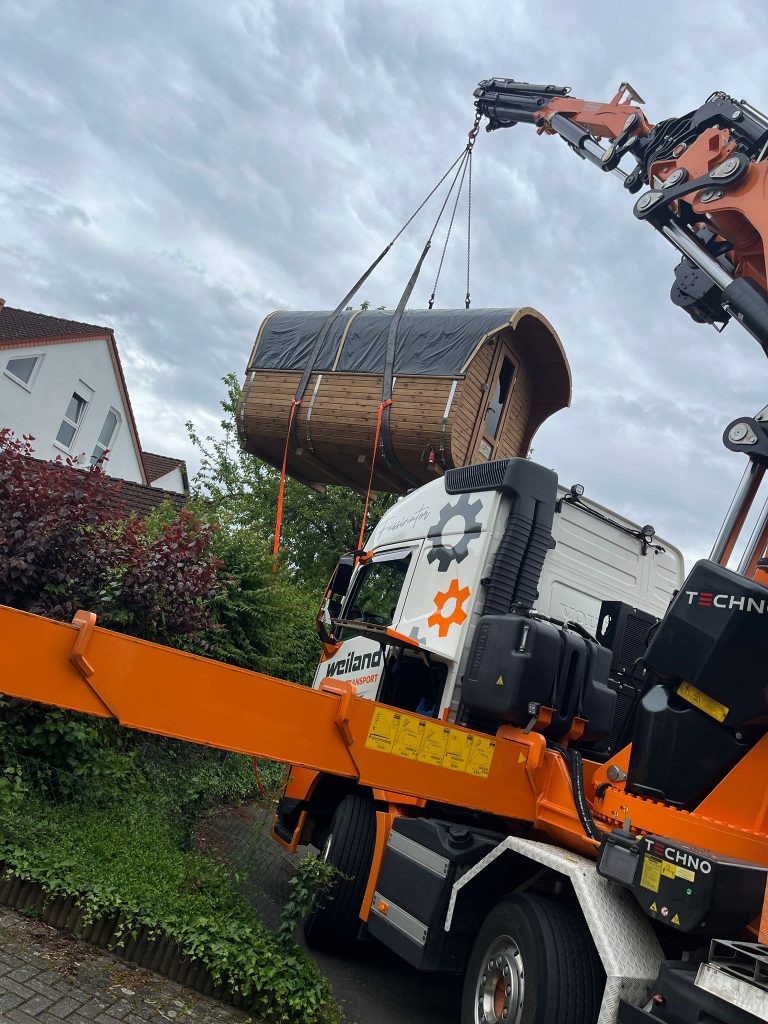 Anlieferung per Kran einer Outdoor Quadro Sauna