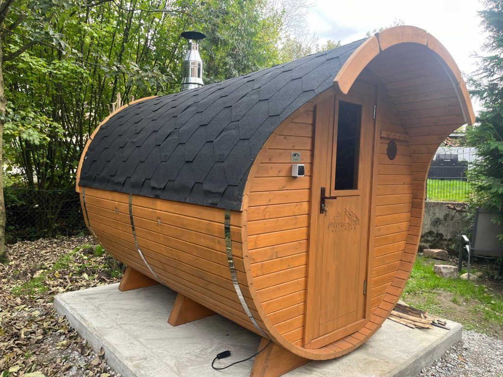 Klassische Outdoor Sauna als Fasssauna aus nordischer Fichte