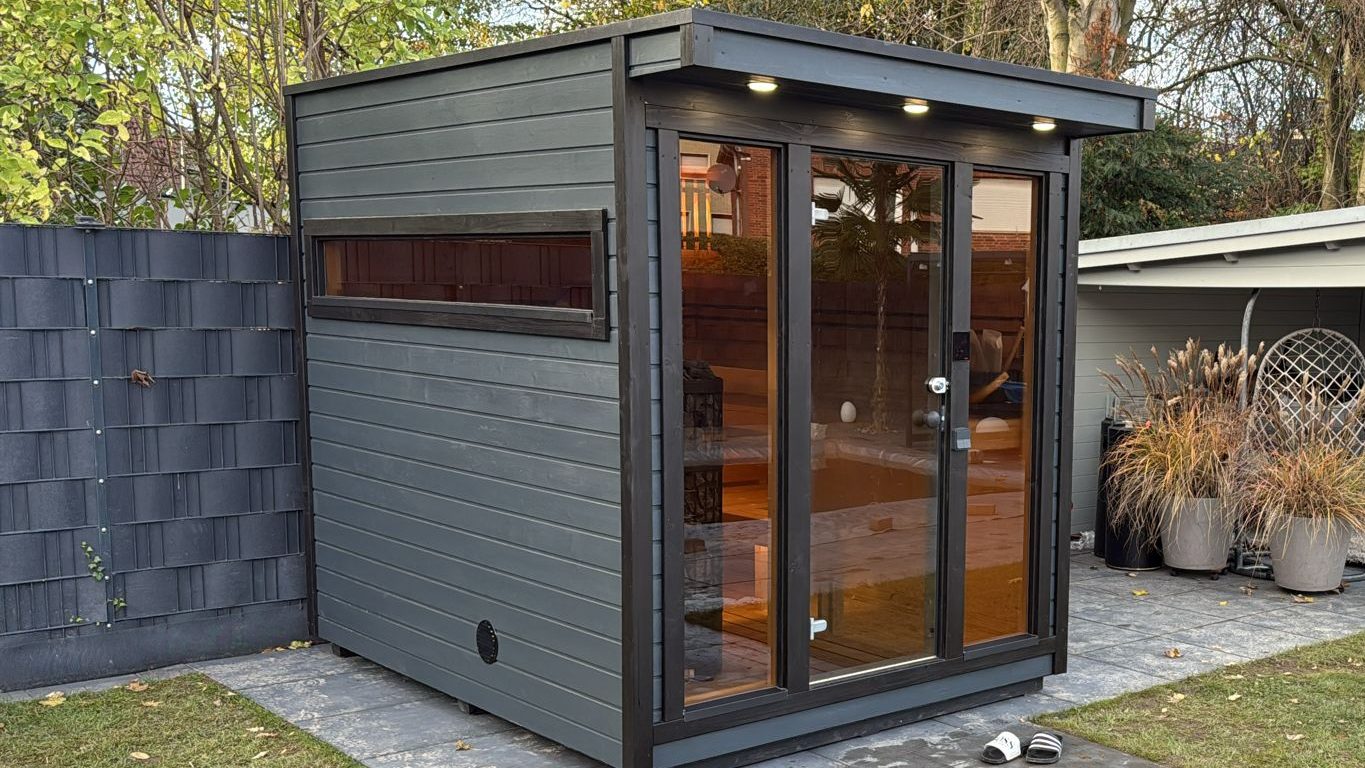 Modernes Saunahaus in grau-schwarz